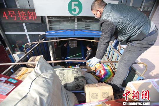 資料圖：工作人員正在給快遞包裹裝車。張云　攝