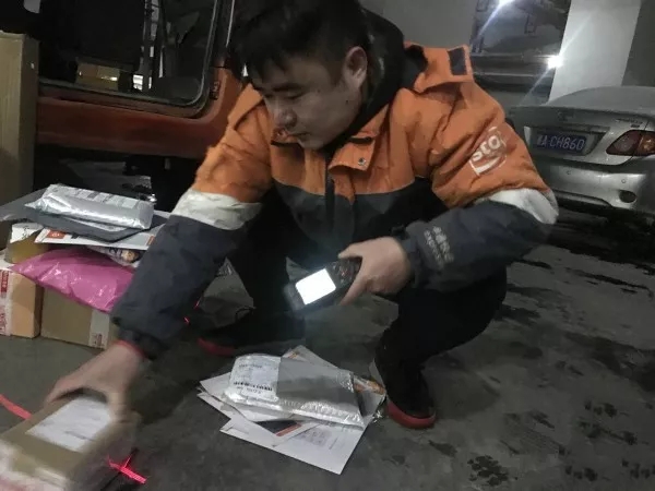 快遞師傅：就是路再滑，也要把每一件包裹送達(dá)