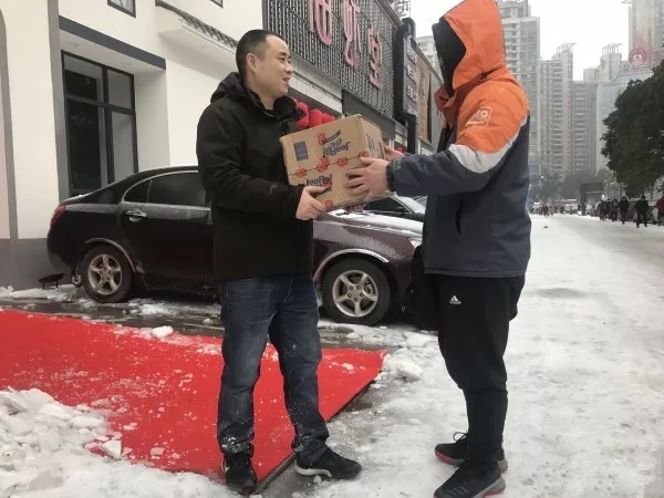 快遞師傅：就是路再滑，也要把每一件包裹送達(dá)