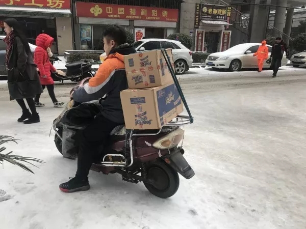 快遞師傅：就是路再滑，也要把每一件包裹送達(dá)
